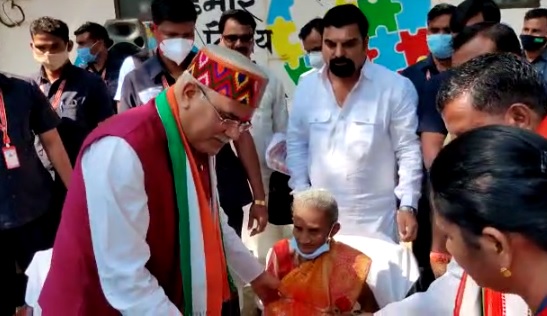 जगदलपुर के वृद्धाश्रम पहुंचे मुख्यमंत्री बघेल, वृद्धजनों से मुलाकात कर लिया आशीर्वाद, साथ ही दी यह बड़ी सौगात