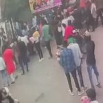 RAIPUR CRIME NEWS : राजधानी के टिकरापारा क्षेत्र में एक और हत्या,  दिनदहाड़े युवक पर चाकू से हमला, CCTV में कैद हुई वारदात, देखें VIDEO 