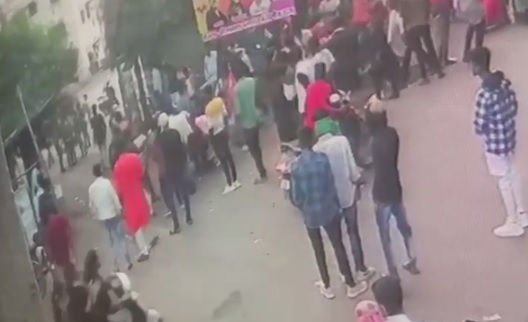 RAIPUR CRIME NEWS : राजधानी के टिकरापारा क्षेत्र में एक और हत्या,  दिनदहाड़े युवक पर चाकू से हमला, CCTV में कैद हुई वारदात, देखें VIDEO 