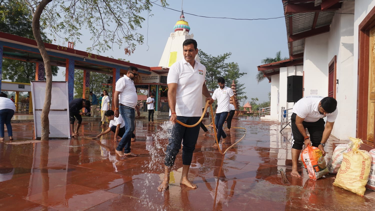 माता कौशल्या के धाम पहुंची राजीव युवा मितान क्लब, श्रमदान से शुरू हुआ आज का कार्यक्रम