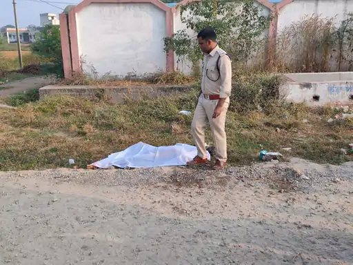 CG CRIME NEWS : बिना कपड़ों के मिली किसान की लाश, डंडे से पीट-पीट कर की गई हत्या, हिरासत में एक संदेही 