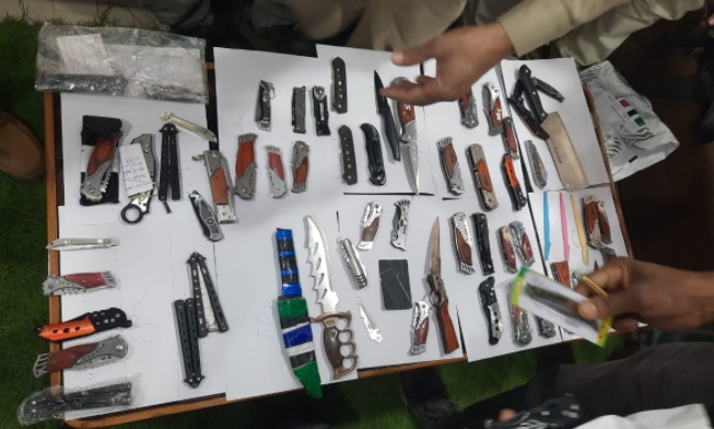 RAIPUR BREAKING : चाकू बाजों पर राजधानी पुलिस की सख्ती,  शाॅपिंग साइट पर रखी जा रही कड़ी नजर, ऑनलाइन मंगाए गए 72 चाकू जब्त 