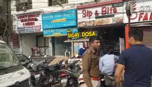 RAIPUR BREAKING : राजधानी में बेखौफ हुए बदमाश, दिनदहाड़े बैंक से 4 लाख की उठाईगिरी, CCTV में कैद हुई वारदात, देखें वीडियो 