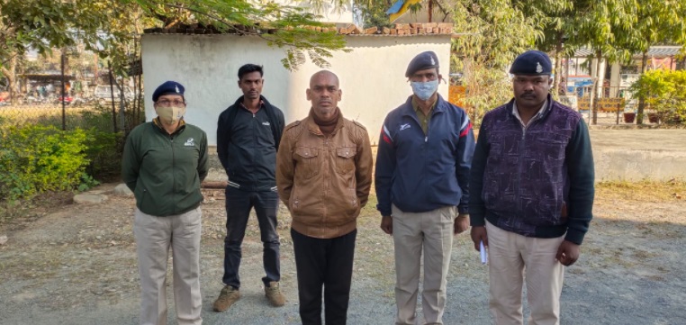 CG CRIME NEWS : भाई ने डंडे से पीट-पीटकर की बहन की हत्या, देर रात घर आने से था नाराज, अब गिरफ्तार 