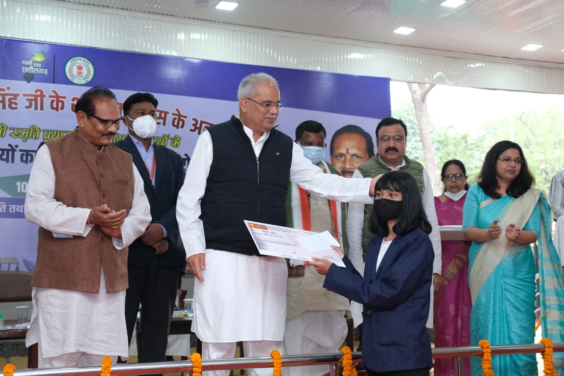 मुख्यमंत्री ने प्रयास आवासीय विद्यालय के प्रतिभावान बच्चों को किया सम्मानित, विद्यार्थियों को लैपटाप के लिए 50-50 हजार रूपए के चैक प्रदान किए