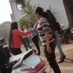 BIG NEWS : कॉलेज के अंदर छात्राओं के बीच मारपीट, गंदी गालियों के साथ जमकर चले लात-घूंसे और डंडे 