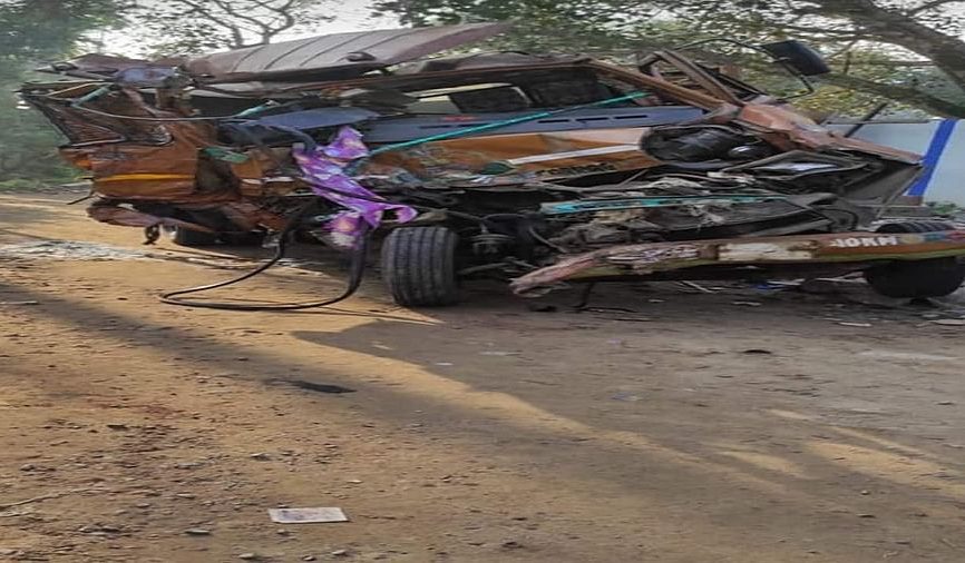 ACCIDENT BREAKING : ट्रक से टकराई 25 यात्रियों से भरी बस, 6 की दर्दनाक मौत, 16 की हालत गंभीर