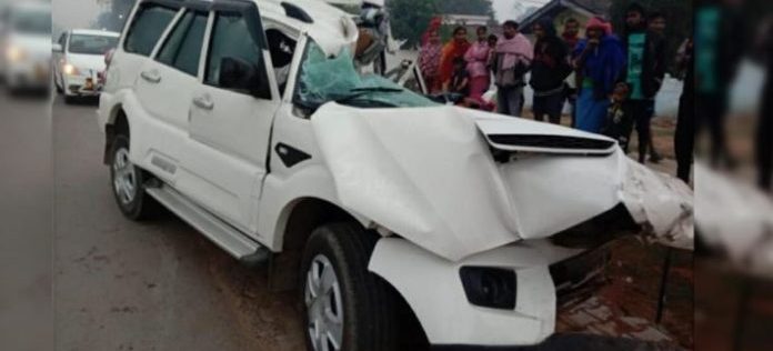 आंगनबाड़ी कार्यकर्ताओं की कार, खड़े ट्रक से टकराई, दो की मौत