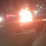 बिलासपुर कोर्ट परिसर के पास, चलती कार में लगी आग