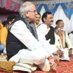 ... और भारतीय परंपरा का निर्वहन करते हुए, मुख्यमंत्री भूपेश बघेल बैठ गए जमीन पर