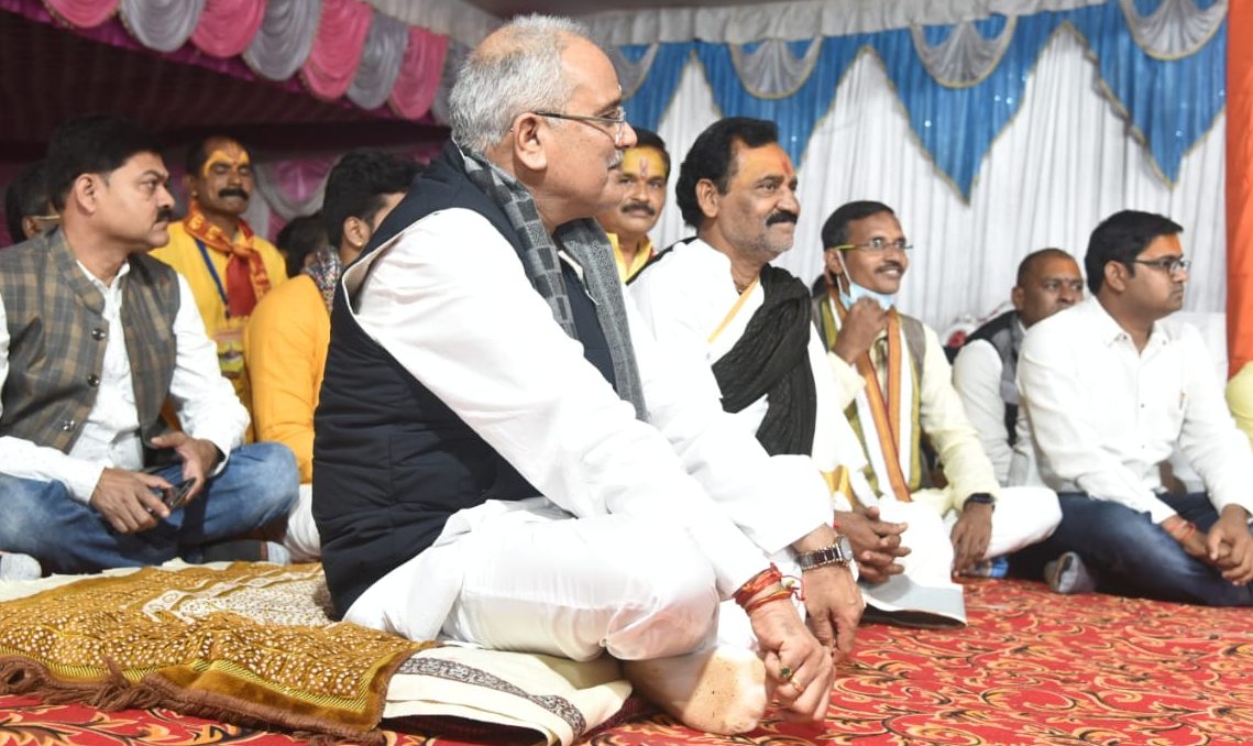 ... और भारतीय परंपरा का निर्वहन करते हुए, मुख्यमंत्री भूपेश बघेल बैठ गए जमीन पर