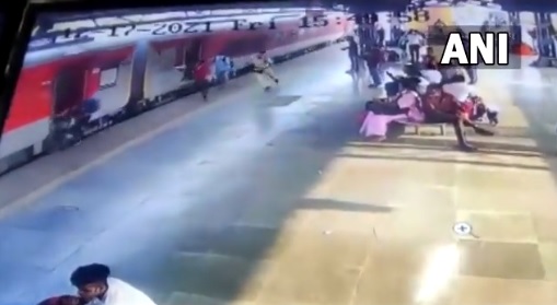 चलती ट्रेन चढ़ रही महिला का फिसला पैर, सामने आया दिलदहलाने वाला वीडियो