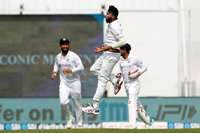पटेल को सिराज ने दिया जवाब, 13 गेंद में झटके तीन विकेट