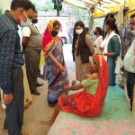 टीकाकरण अभियान को सफल बनाने स्वास्थ्य विभाग के साथ गांव - गांव पहुंच रहीं एसडीएम