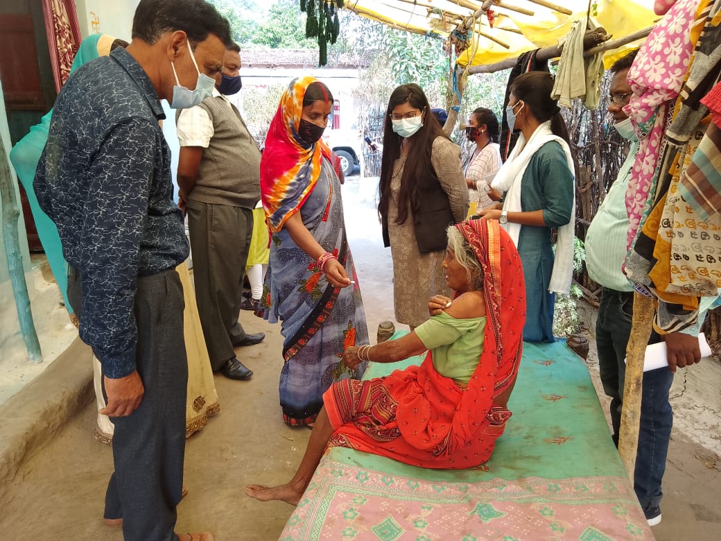 टीकाकरण अभियान को सफल बनाने स्वास्थ्य विभाग के साथ गांव - गांव पहुंच रहीं एसडीएम