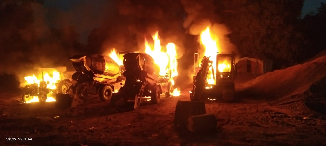 BIG BREAKING : नक्सलियों ने निर्माण कार्यों में लगे वाहनों को किया आग के हवाले, मुंशी के भी लापता होने की खबर 