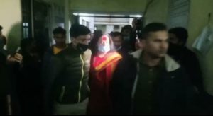 VIDEO BREAKING : गिरफ़्तार कालीचरण को पुलिस ने किया कोर्ट में पेश, हिंदूवादी संगठन के लोग भी कोर्ट में मौजूद  