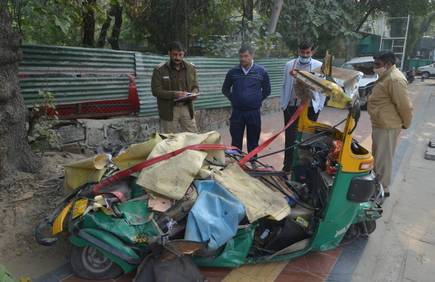 ACCIDENT NEWS : राजधानी के रिंग रोड में बड़ा हादसा, ऑटो पर गिरा कंटेनर, 4 लोगों की दर्दनाक मौत
