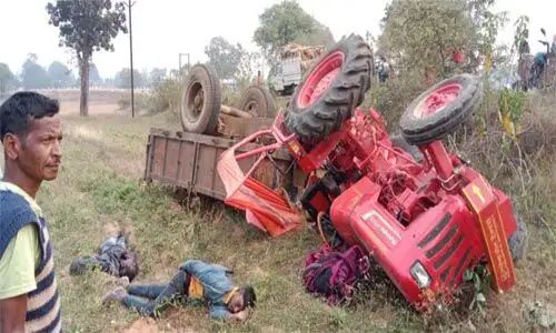 CG ACCIDENT NEWS : अनियंत्रित होकर खेत मे पलटी ट्रेक्टर, एक युवक की मौत, तीन घायल
