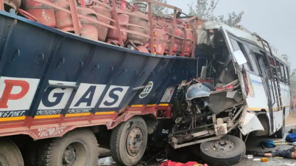 ACCIDENT BREAKING : कोहरे से मचा कोहराम, यात्री बस और ट्रक की जबरदस्त भिड़ंत, 15 लोगों की मौत, 30 से ज्यादा घायल 