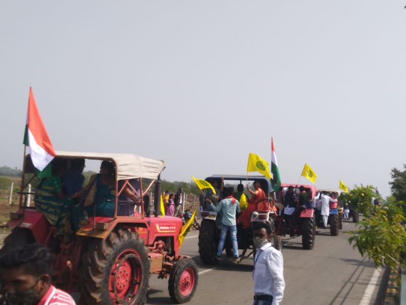 नवा रायपुर में किसान आंदोलन का 24वां दिन, ट्रैक्टर रैली निकाल किया विरोध