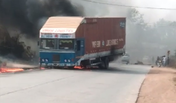 CG NEWS : चलती कंटेनर वाहन में लगी भीषण आग, बजाज कंपनी की 32 सोल्ड बाइक हुई जलकर खाक, देखें VIDEO 