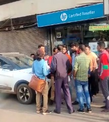 RAIPUR BREAKING : राजधानी में ट्रैफिक जवान से मारपीट, तीन युवक गिरफ्तार, देखें VIDEO 