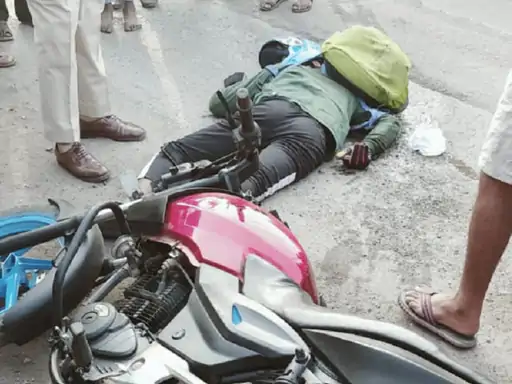 CG ACCIDENT NEWS : तेज रफ़्तार बस ने बाइक सवार को मारी ठोकर, फिर युवक का सिर कुचलते हुए भागा, हुई दर्दनाक मौत 
