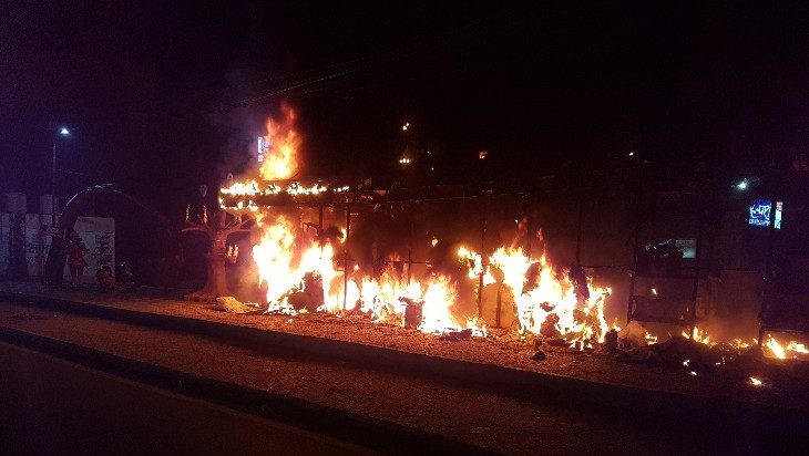 रायपुर में 'नेकी की दीवार' पर लगी आग