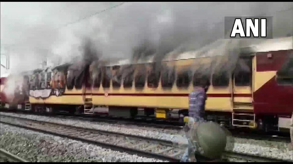  BIG BREAKING : NTPC और लेवल वन परीक्षा पर लगी रोक, प्रदर्शन कर रहे आक्रोशित छात्रों ने ट्रेन में लगाई आग, रेल मंत्री का प्रेस कॉन्फ्रेंस जल्द
