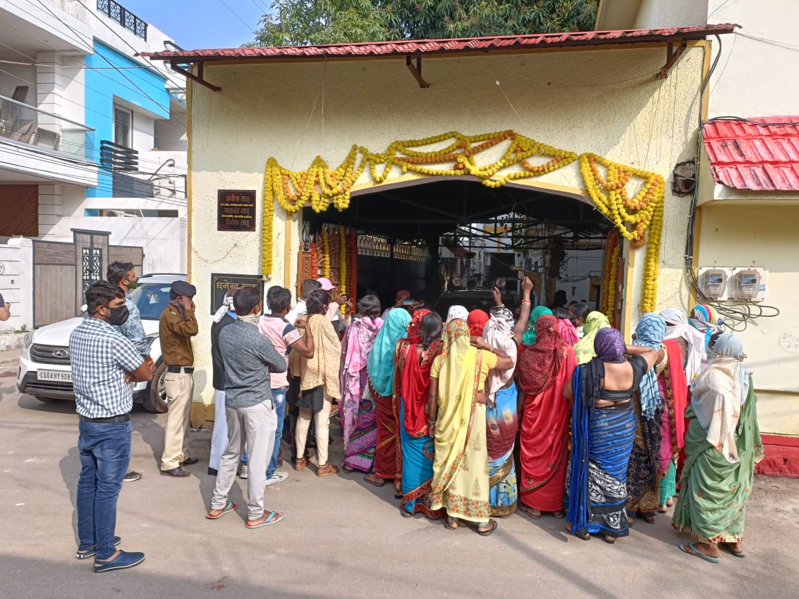 नवा रायपुर जमीन प्रभावित किसानों ने "छेरछेरा पुन्नी" पर सरकार से की न्याय की मांग 