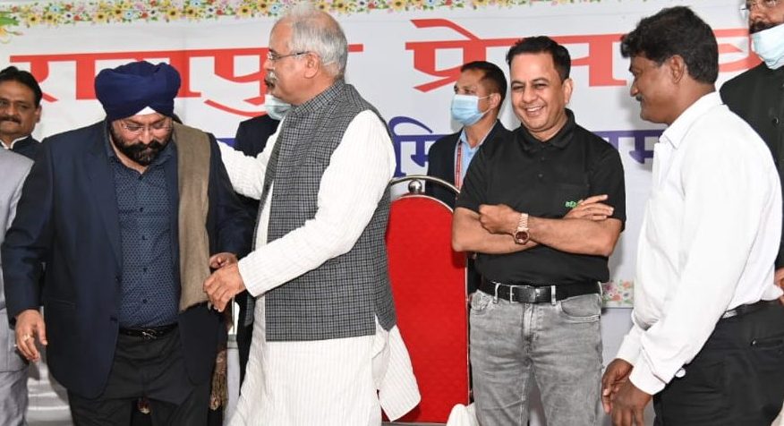 CM बघेल ने ग्रैंड न्यूज ग्रुप के CMD होरा का किया सम्मान