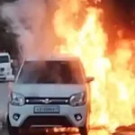 सड़क किनारे खड़ी कार में लगी भीषण आग, टॉप मॉडल Wagon R जलकर खाक, दहशत में भागे लोग