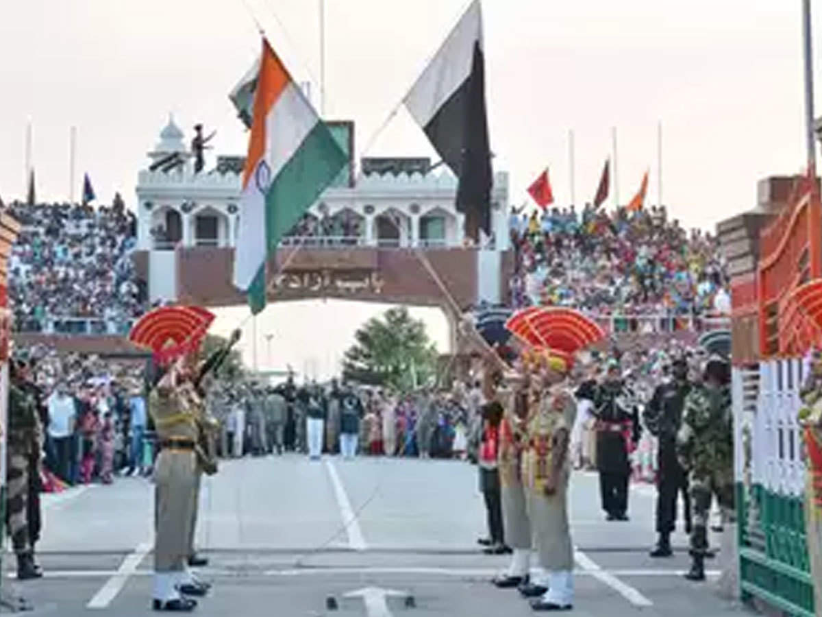 Republic Day 2022: अटारी-वाघा बॉर्डर पर दिखा भारत का जोश और जज्बा, आप भी देखें VIDEO