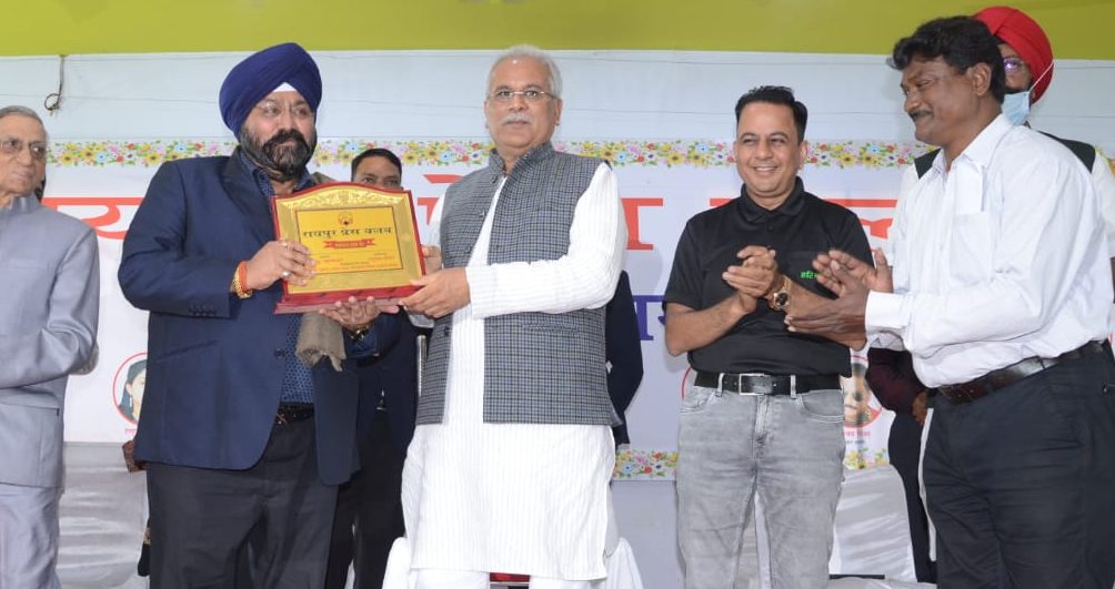 CM बघेल ने ग्रैंड न्यूज ग्रुप के CMD होरा का किया सम्मान