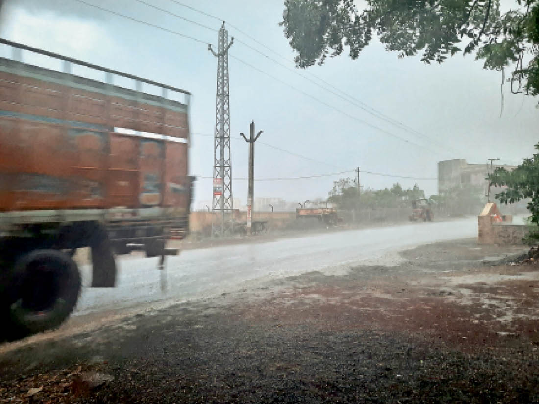 तेज हवाओं के साथ बारिश शुरू: सरगुजा-बिलासपुर में बरसात, रायपुर में तेज हवा के साथ बूंदाबांदी