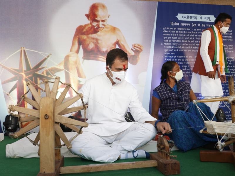 राहुल ने चलाया चरखा, गांधी के दिखाए गए मार्ग पर चलने का दिया संदेश