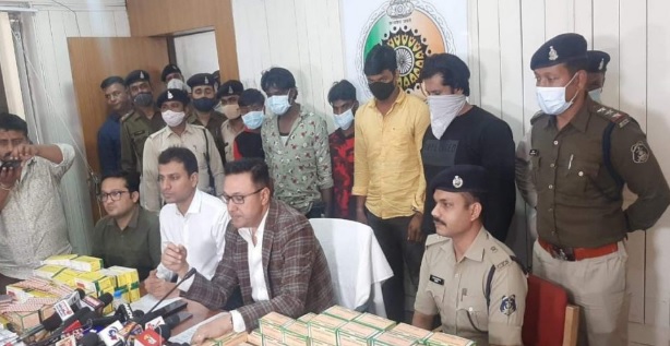 RAIPUR NEWS : नशे के खिलाफ राजधानी पुलिस की एक और कार्रवाई, भारी मात्रा में गांजा और नशीली टेबलेट के साथ 5 तस्कर गिरफ्तार 