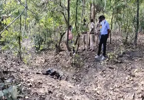 CG NEWS : जंगल में मिली युवक की अधजली लाश, बुरी तरह कुचला मिला चेहरा, जांच में जुटी पुलिस 