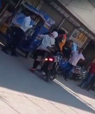 CG VIDEO NEWS : मोटरसाइकिल सवार तीन लोगों ने ट्रैफिक पुलिसकर्मी को जमकर पीटा, सोशल मीडिया पर तेजी से वायरल हो रहा यह वीडियो 