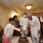 मुख्यमंत्री भूपेश बघेल की शादी की सालगिरह पर राहुल गाँधी ने कटवाया केक, नए वर - वधु को मिलकर दिया आशीर्वाद