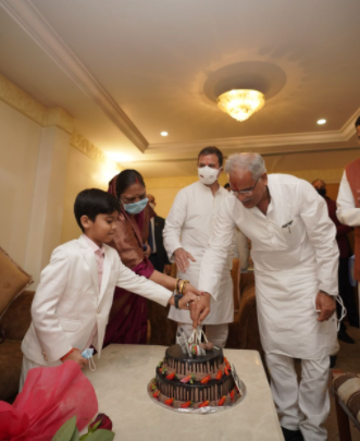 मुख्यमंत्री भूपेश बघेल की शादी की सालगिरह पर राहुल गाँधी ने कटवाया केक, नए वर - वधु को मिलकर दिया आशीर्वाद