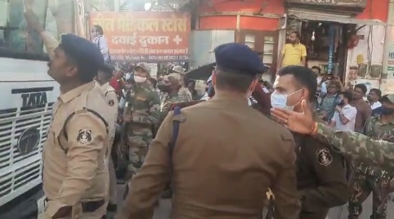 RAIPUR BREAKING : राजधानी के सदर बाजार में पुलिस से भिड़े प्रदर्शनकारी, हुई जमकर झूमाझटकी, देखें वीडियो