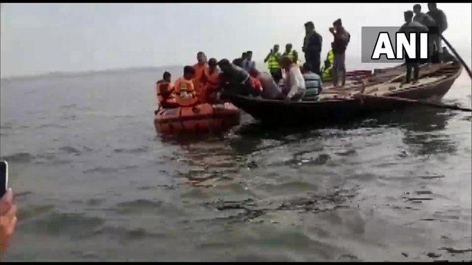 नदी में पलटी नाव, कुल 18 में 12 लापता, दो बचाए गए, दो लोगों की मौत