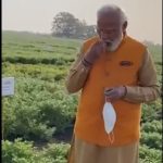 प्रोटोकॉल तोड़ खेत में उतरे प्रधानमंत्री मोदी