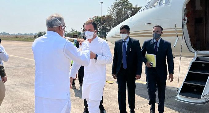 राहुल गांधी विशेष विमान से पहुंचे रायपुर, सीएम बघेल ने एयरपोर्ट पर किया स्वागत
