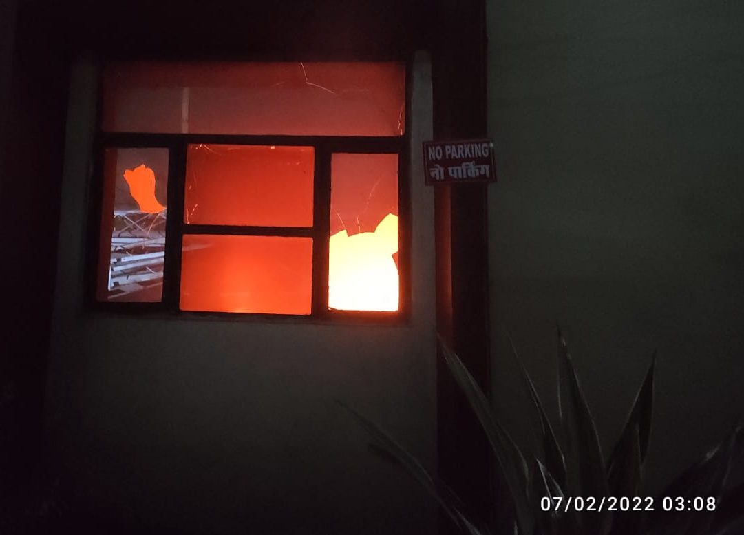रायपुर के रेलवे रिजर्वेशन काउंटर में लगी भीषण आग, सारे दस्तावेज जलकर खाक