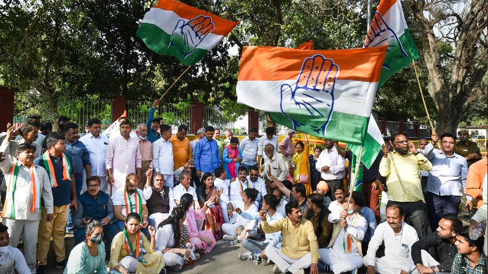 CWC बैठक के दौरान कांग्रेस दफ्तर के बाहर हंगामा, राहुल-प्रियंका को लेकर हुई नारेबाजी