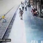   VIDEO : आत्महत्या करने युवक ने ट्रेन के आगे लगाई छलांग, जान पर खेल कर पुलिसकर्मी ने ऐसे बचाई जान, देखें वीडियो