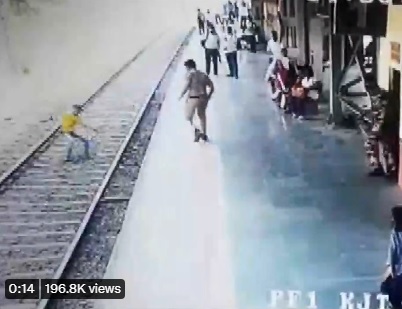   VIDEO : आत्महत्या करने युवक ने ट्रेन के आगे लगाई छलांग, जान पर खेल कर पुलिसकर्मी ने ऐसे बचाई जान, देखें वीडियो